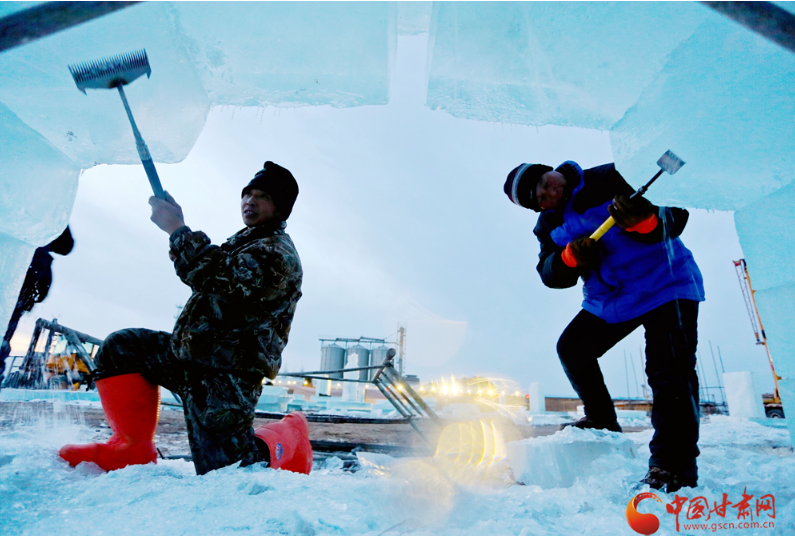 凯发k8张掖：精心打磨冰雕迎春节（组图）