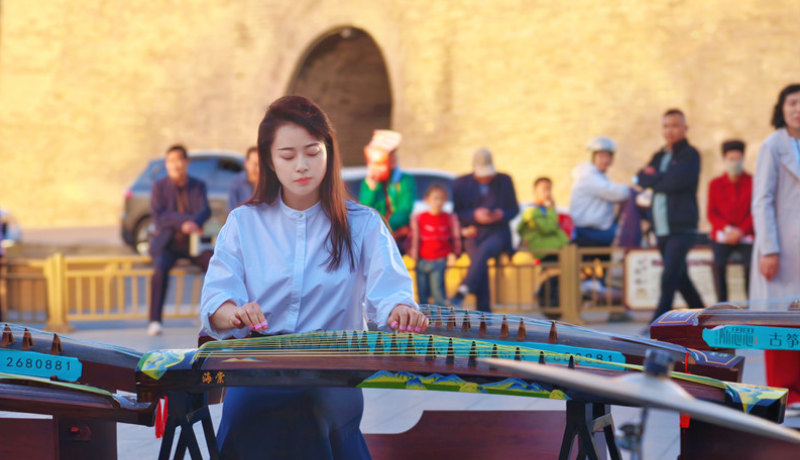 酒泉：“街角音乐会”开演 雅乐流淌城市街巷